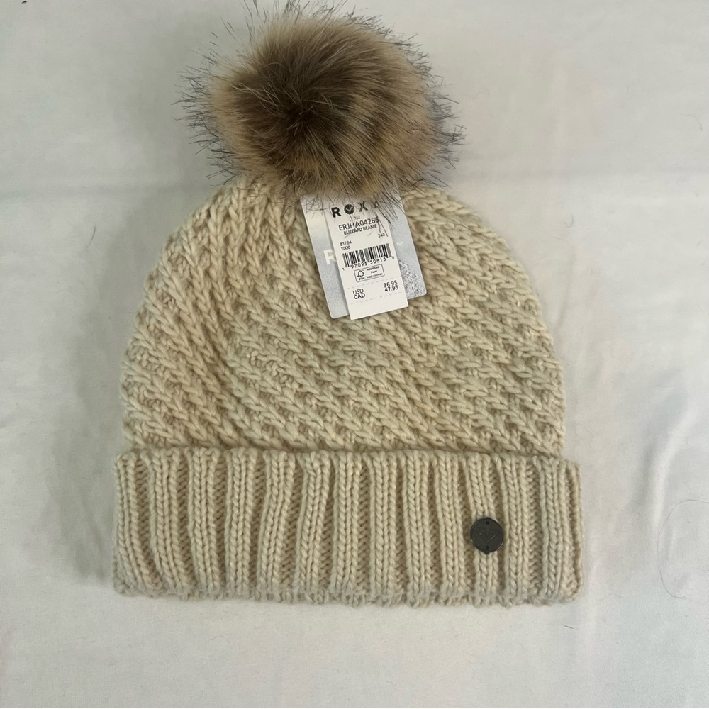 ROXY Faux Fur Pom Beanie NWT Cream Knit Boho Outdoor Cozy Ski Hiking Winter Hat